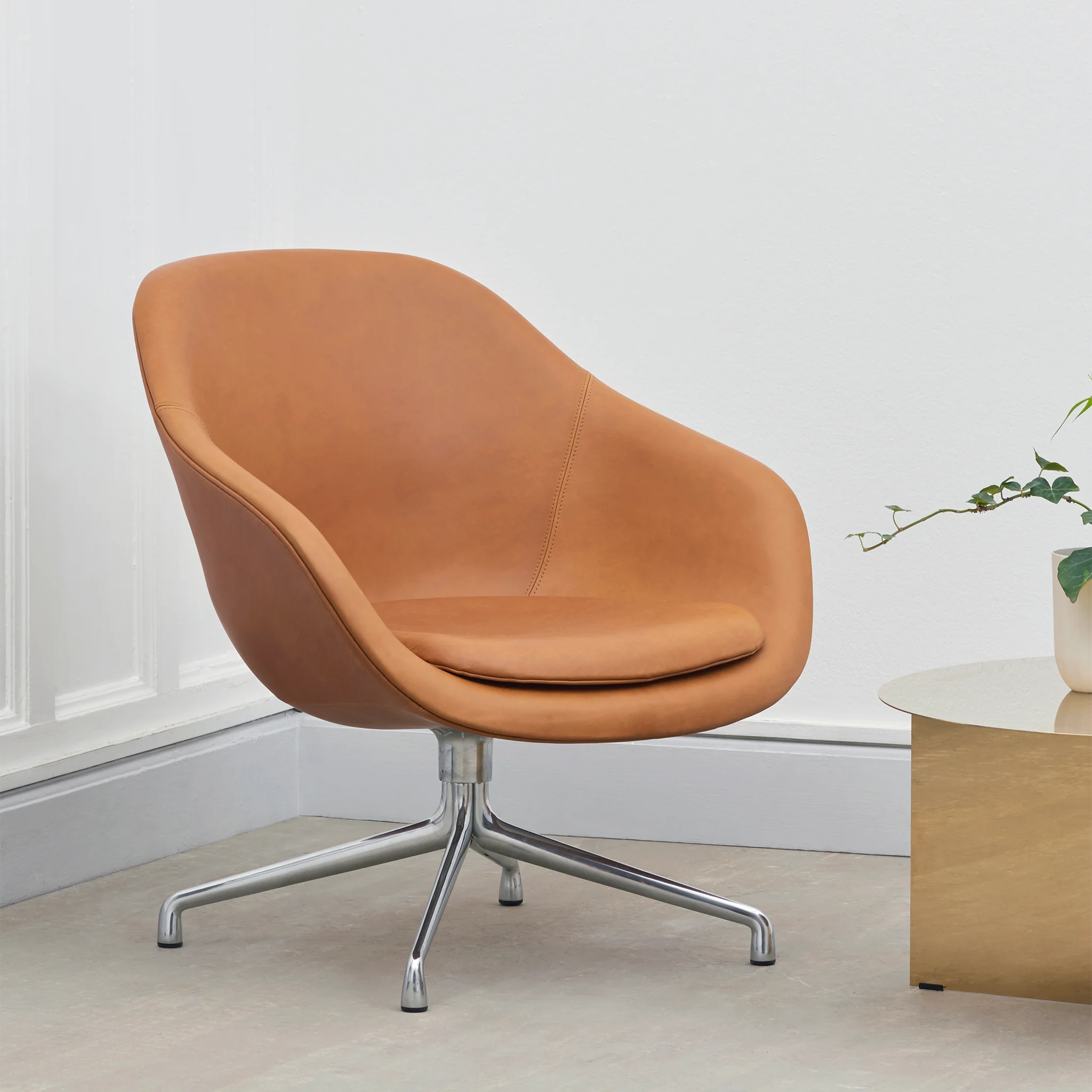 About a Lounge Chair AAL 81 by Hay - Image 4