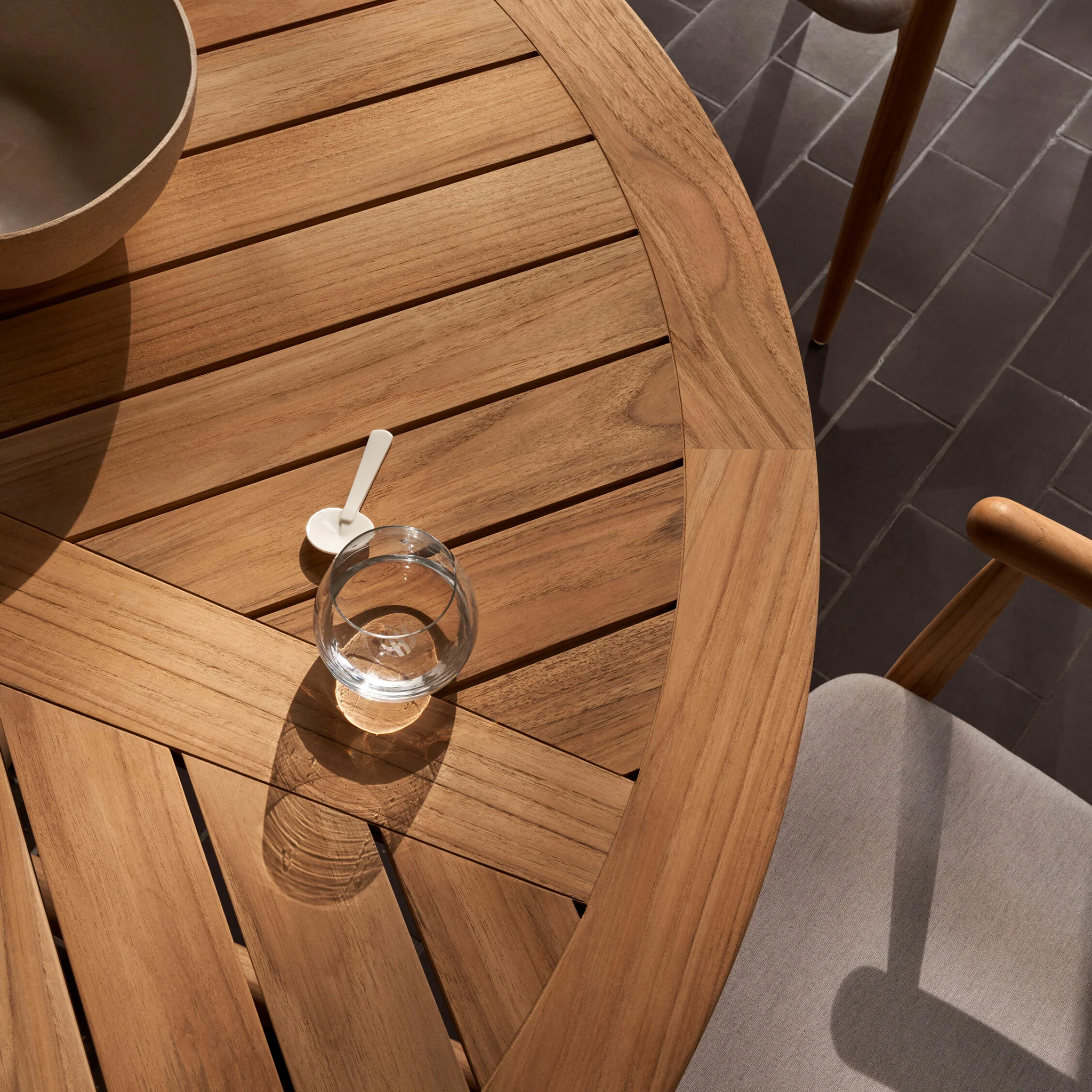 Embrace Outdoor Dining Table E022 by Carl Hansen & Søn - Image 6