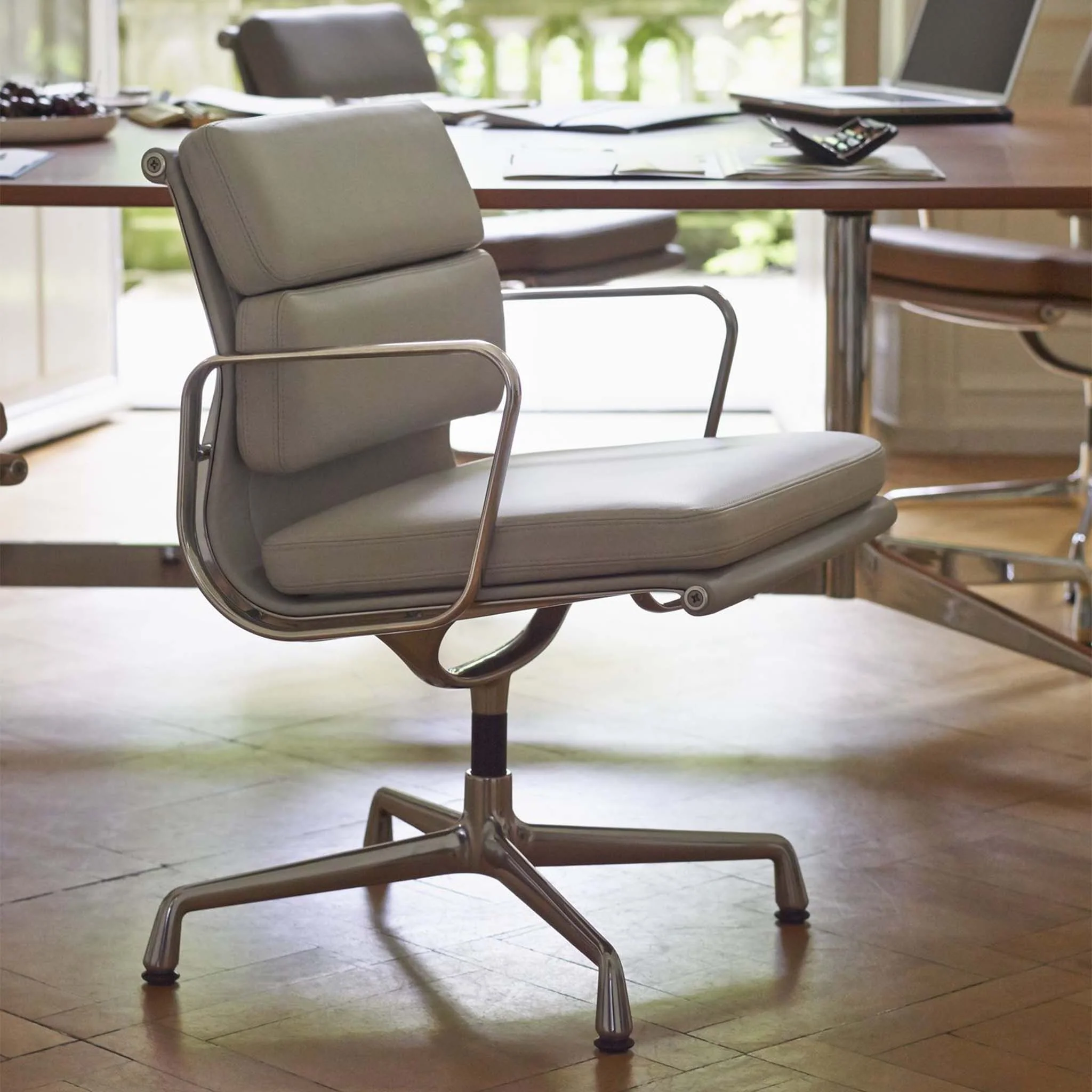 Soft Pad Conference Chair EA 208 by Vitra - Image 7